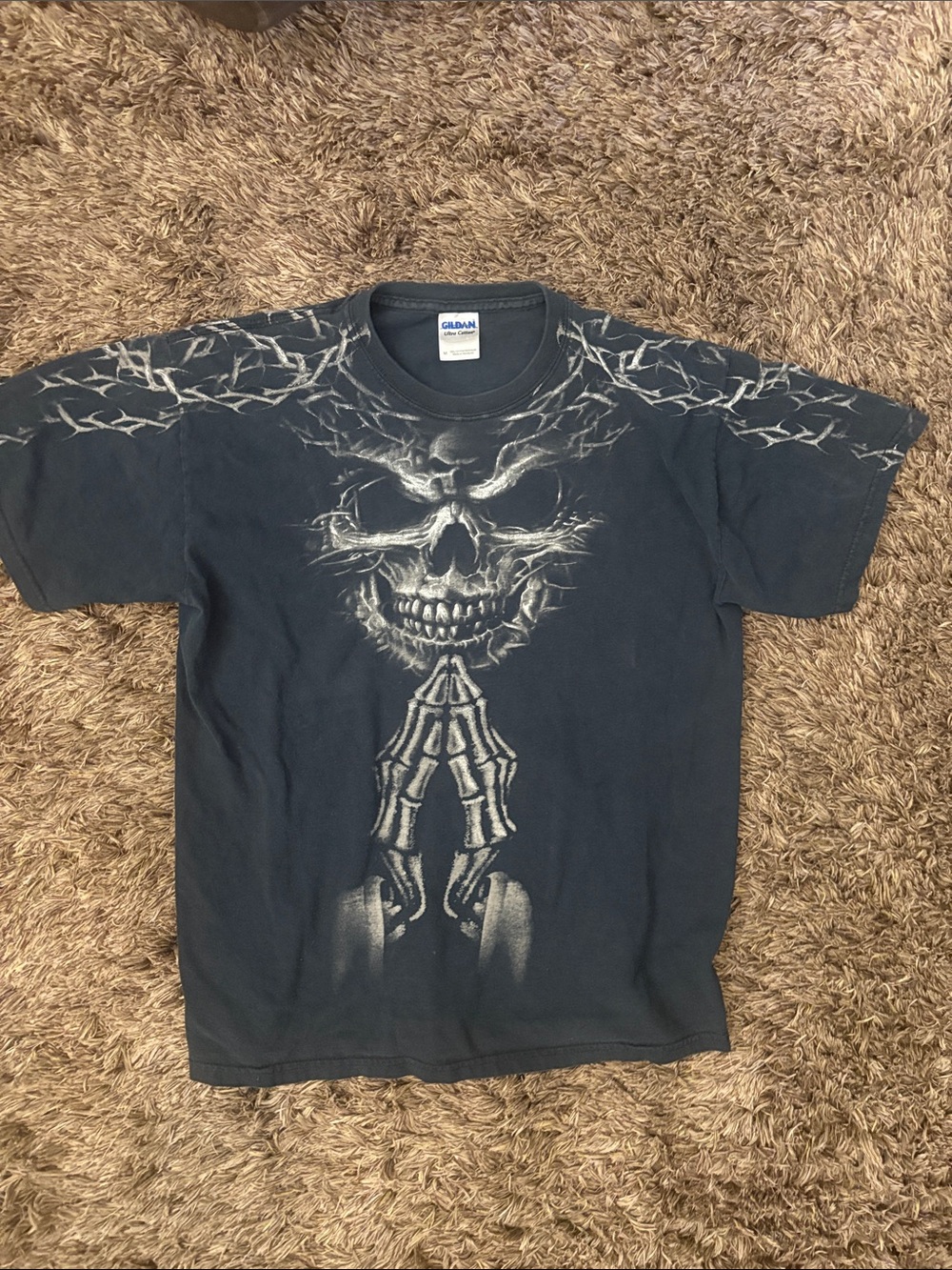 Gildan skull&arm graphic Praying Bones all over graphic vintage grunge